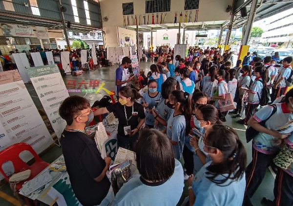 州内多所中学学生到参展摊位，了解升学资讯。