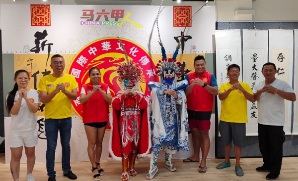马来西亚国际中华文化传承推广中心成立川剧变脸文化组，日后计划推出川剧艺术班。左起蔡美珺、方立旺、吴慧玲、许翠芸、吴金龙、许文华、邱华才、邱尔兵。