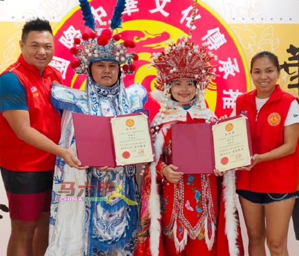 吴金龙（左2起）与许翠芸接领委任状，出任马来西亚国际中华文化传承推广中心川剧变脸文化首席顾问执行长。