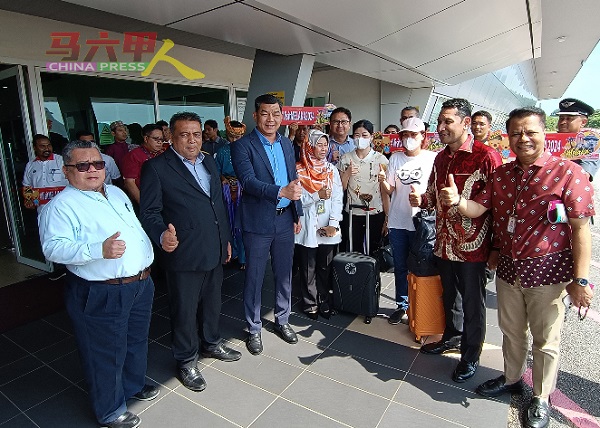 再迪阿丹（左起）、哈密迈丁、阿都拉萨，在机场迎接印尼游客的到来。