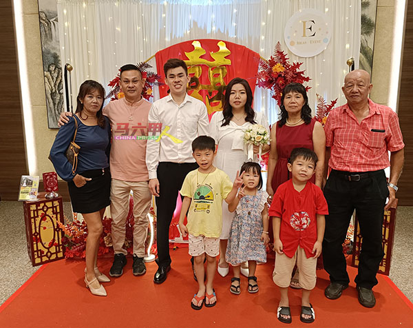 丘权辉（左3起）与陈梦妮在双方父母见证下，选择在5月20日共谐连理。
