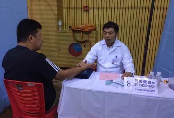 吕俊豪医师为病人看诊。