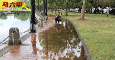 走道积水 危险啊！ 一滑倒就坠河