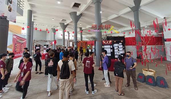 第25届文化嘉年华会资料展吸引许多学生到来参观，场面热闹。
