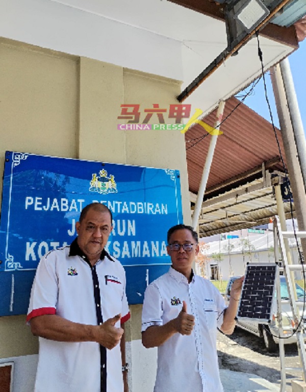 哥打拉沙马那州选区发展及协调中心率先安装太阳能灯。右起为刘志俍及秘书沙里尔。