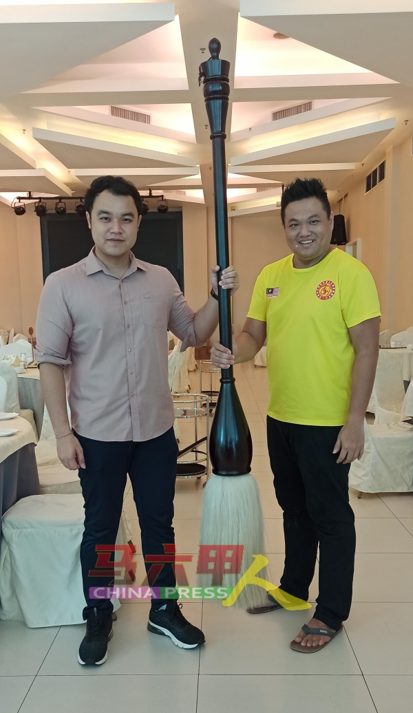 许文华（右）及郭子毅展示由中国订购的“斗笔”。