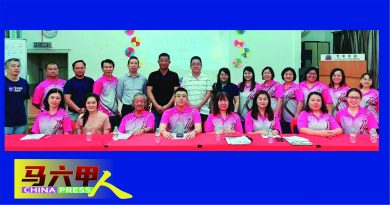 育华学校家协大会 　郑威威 接任主席