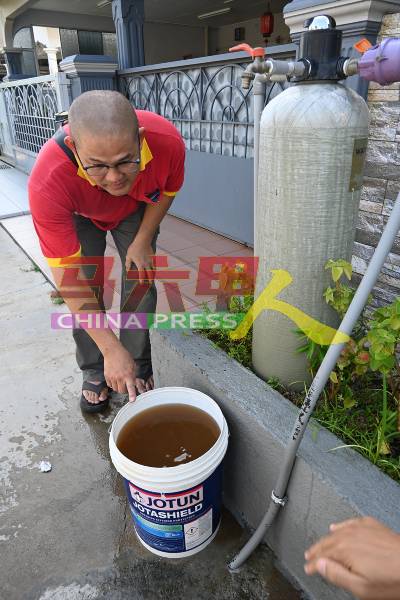 颜利义每天回家的第一件事，就是“放水“，把污水释放到干净，才敢安心使用。