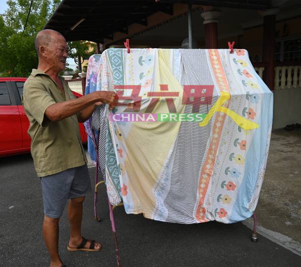 林佑仁开启住家的主要水管，让肮脏水流掉，才放心洗衣服、煮食及饮用水。