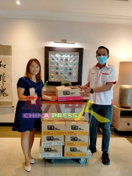 益昌公司赞助新纪元同善联盟第9届捐血活动礼品，由郑美珍（左）接收。