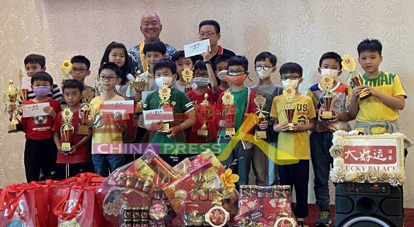 张福家（后排左起）及曾显俊颁发奖杯及奖金给10岁以下组别优胜者。