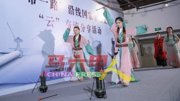 大会展演中国传统文化之一的投壶运动。
