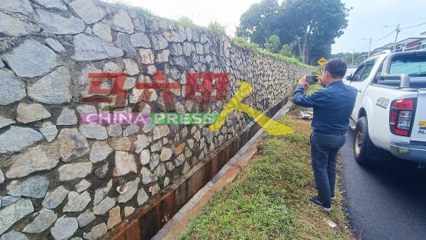 林千宏拍下沟渠的水从防崩墙缝隙流出照片。