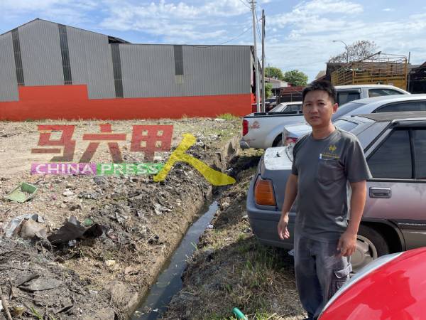 吴槿坤向媒体展示投诉逾半年的沟渠，至今未维修。