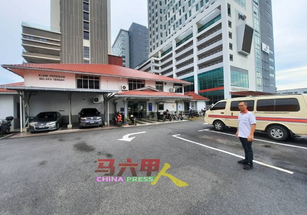 刘志俍：诊所内只有10个泊车位，但职员和每日上门的病患却有200人，车位严重不足。
