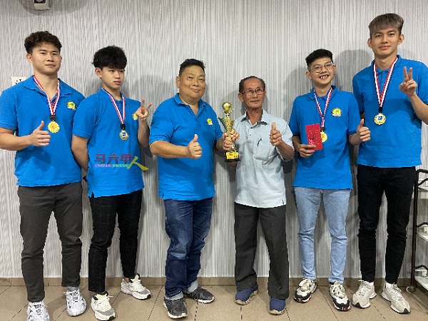 男运动员在三人篮球锦标赛（男子组）中夺冠，由吴建成（右3起）象征式颁发奖杯给领队廖添祥。