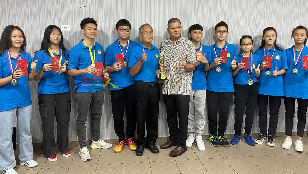 由许庆河（左5起）率领的乒乓队，在第22届马新惠安同乡嘉年华会摘冠，获得杨汉火象征式颁奖。