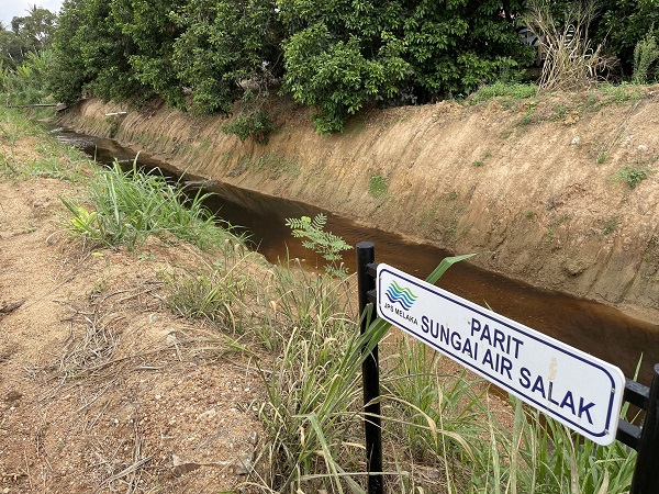 位于吉里望州选区的阿依沙叻河，不久前发生河流因受污染变黑，造成阿依沙叻新村蔬果园灌溉系统受影响。（档案照）
