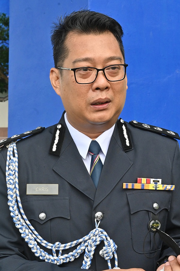 甲中央警区主任克力斯多柏峇迪助理总监。