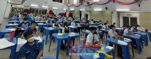 14所中学共77名学生参加癸卯年马六甲中学生中堂书法比赛，通过此平台展现书法及交流学习。