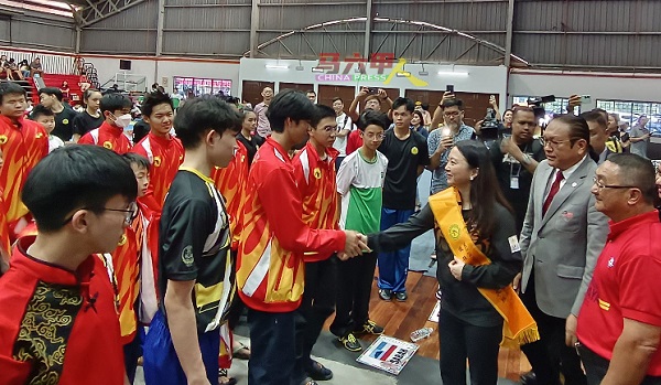 杨巧双（右3）为参赛的武术选手加油打气，右2为张金发。