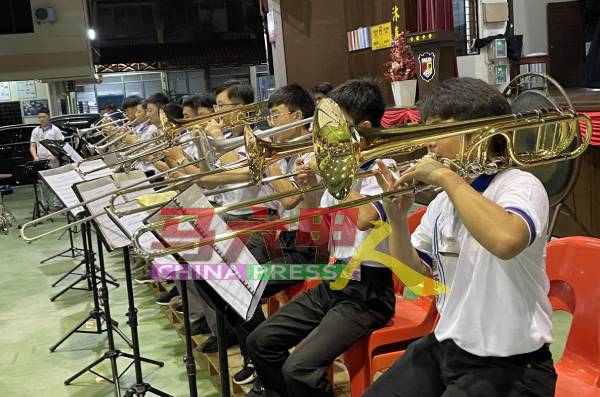 公教中学管乐团团员全神贯注表演。
