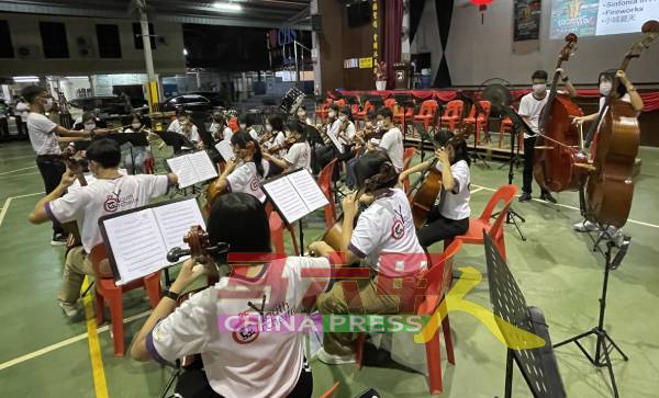 马六甲培风中学弦乐团以大中小提琴，呈献优雅的弦乐表演。