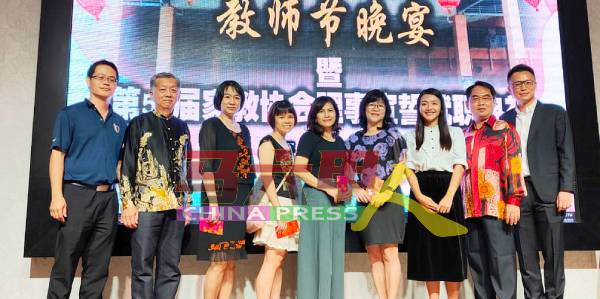 颜兰丝（左3起）、赖润梅、骆美桂及罗燕蓉，接领长期服务奖。