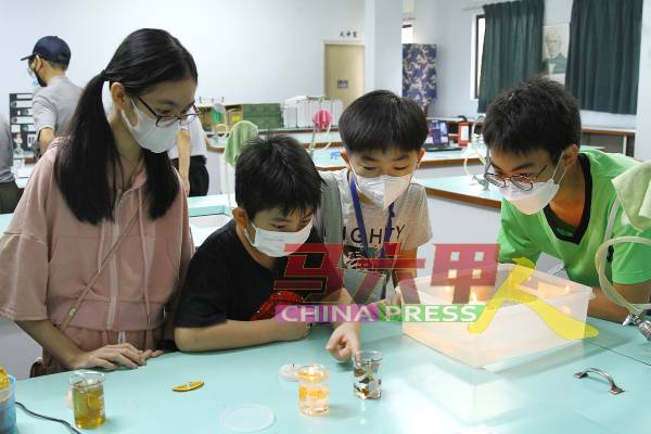 孩童们参观实验室，增加科学方面的知识。