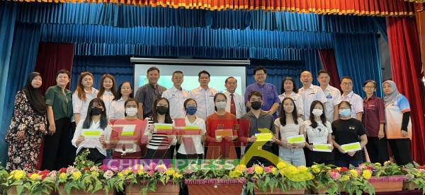 9名在2022年大马教育文凭华文科，考获A+佳绩的考生与师长。