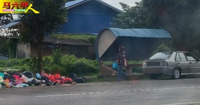 屋顶漏水  椅子损坏  环境脏乱  市区巴士亭待提升。。。。。。
