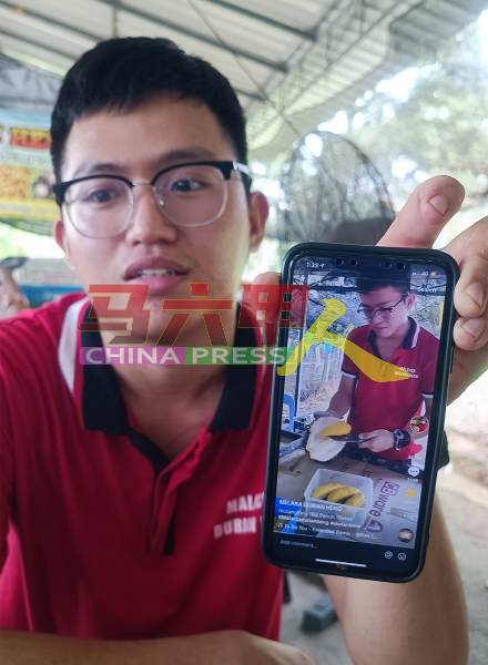 陈天佑自去年12月通过互联网，如面子书、TikTok宣传果园的榴梿，顿时在社交媒体爆红，生意也飙升。