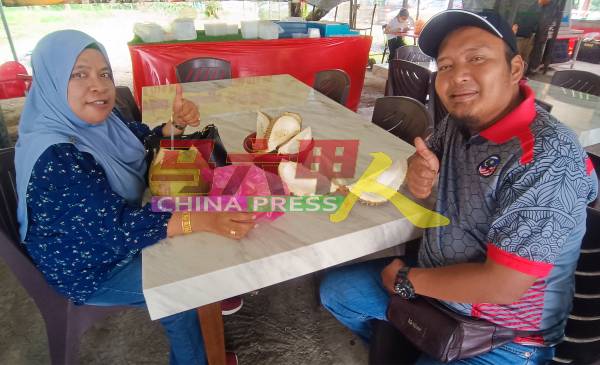 阿蒂卡（左起）与丈夫莫哈末阿里大赞吃到不一样的红虾。