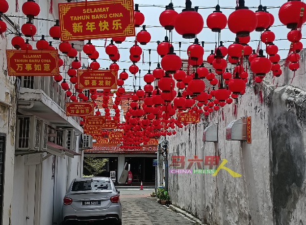 “刀展览馆”对面的横街窄巷挂有无数的红灯笼及农历新年祝福贺语，中华特色浓郁。