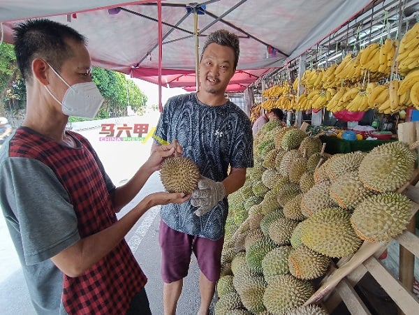 ■杰基（右）向食客推销榴梿。