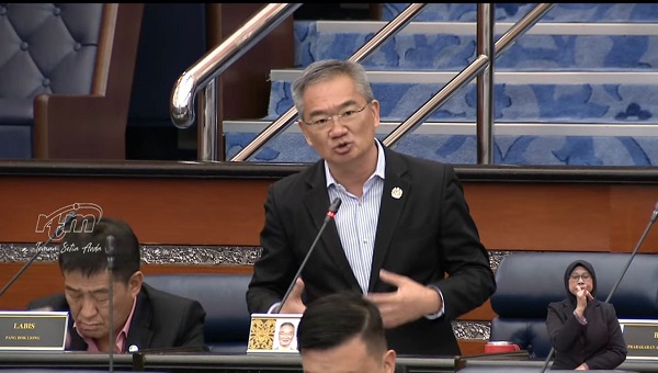 邱培栋在国会会议厅内，提出马六甲中央医院电梯故障超过6个月的事件，吁请卫生部多关注医院基本设施问题。