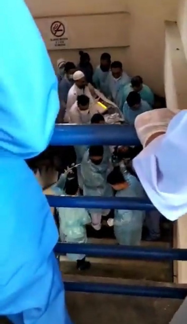 根据社交媒体流传的片段，一群医护人员使用楼梯间移动病患，这也爆出马六甲中央医院电梯损坏多时的问题。