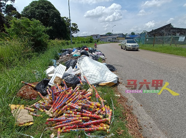 大量的垃圾包括床褥、彩炮丢弃在路旁，造成环境受污染。