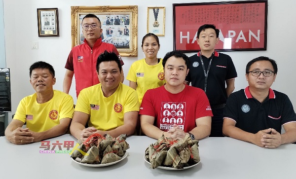 马来西亚国际中华文化嘉年华会重点活动为裹肉粽，欢迎民众一同前往体验。前排左起为邱华才、许文华、郭子毅、吴彬尉，后排左起为方立旺、吴慧玲及翁振家。