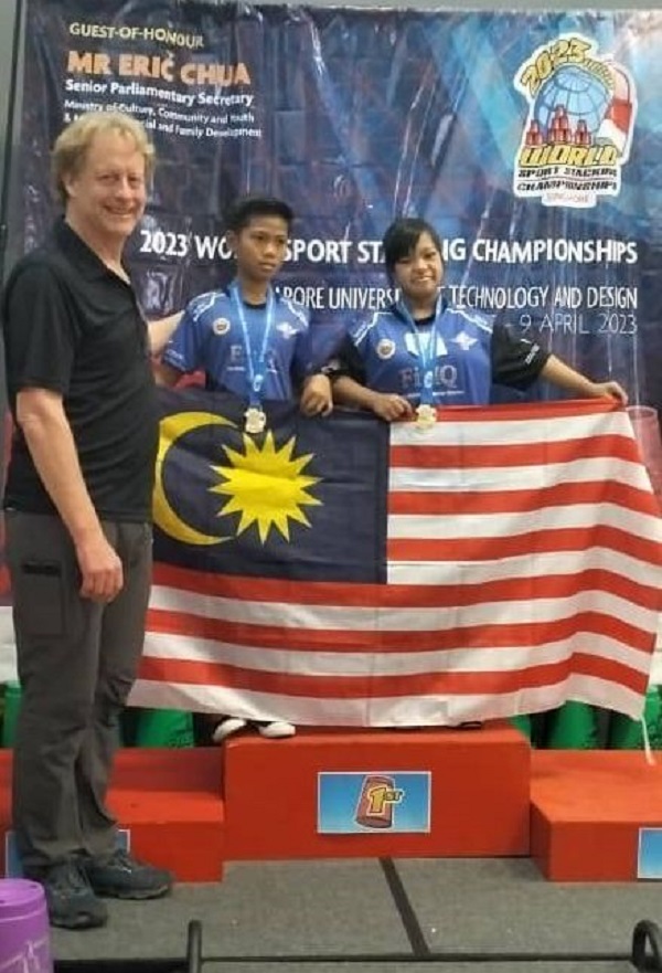 新加坡竞技叠杯世界赛特殊儿童组双人赛冠军，左为世界竞技叠杯联会主席拉里戈尔斯。
