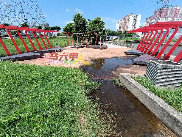 明年将展开马六甲水上市场的河段，目前环境依然未获改善，一些路段积水，环境很不理想。