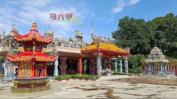 该庙建筑外观以华裔及印裔风格融合，展示了华裔和印裔文化的共融。