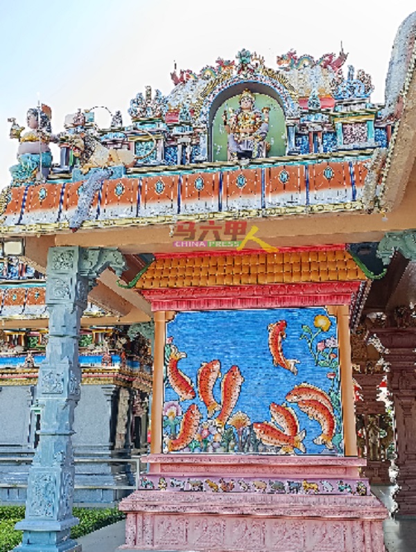 庙宇其中一神龛以九鲤鱼作为背景，上方则刻有印度各神明及神兽，包括双龙出海。