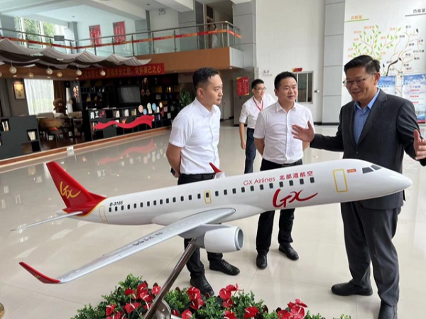■林万锋（右）参观中国广西北部湾航空有限公司展示厅中的模型飞机；左起为程继锋与崔罗林。