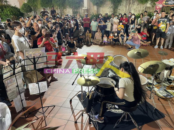 彭湘愉独奏表演获得民众与游客围观支持。
