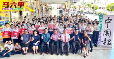 薛任评连续赞助培二《中国报》 鼓励学生多阅读