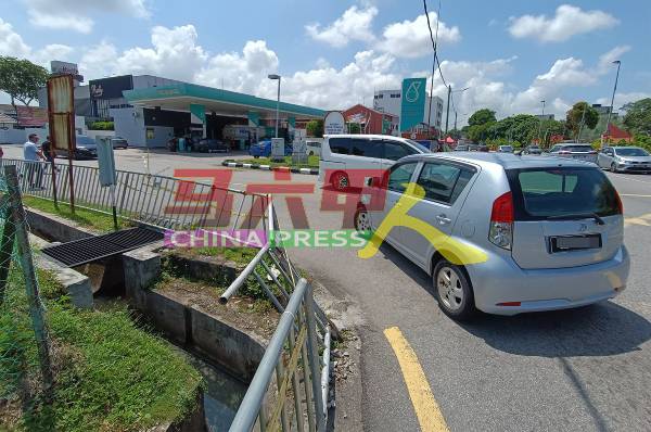 武吉峇汝转入新河花园的双车道路口狭窄，经常有车辆碰撞到护栏。