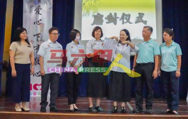 王燕玲（右3）主持启封仪式，左起为黄绮雯、戴启仁、陈嘉敏、邓艾琳，右起为郑敏莉及韩斌元。