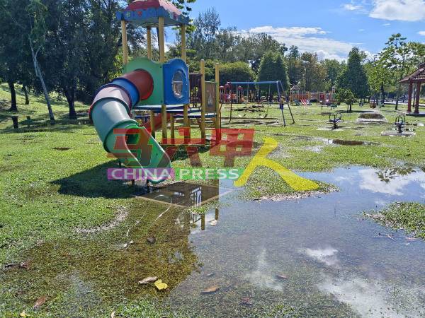 儿童游乐设施的积水情况严重，积水消退慢。
