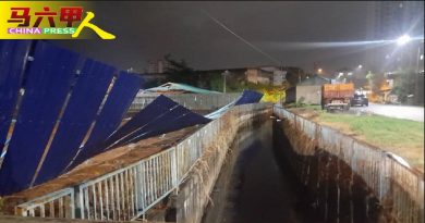 大风雨 吹倒工地围篱